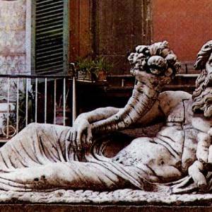 La statua del Nilo Giacente nel centro storico di Napoli