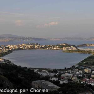 Veduta su Bacoli e del Lago Miseno dalla strada panoramica di Monte di Procida