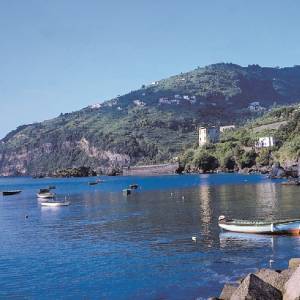 La baia di Cartaromana con  la Torre Michelangelo