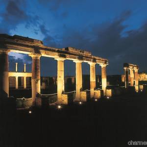 A Pompei, il Tempio di Nettuno in una foto notturna