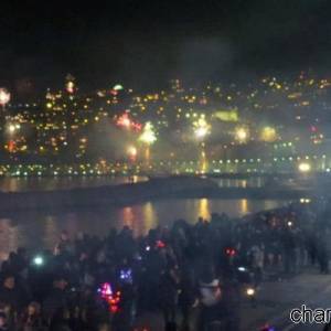 La città vista dal lungomare nella notte di capodanno