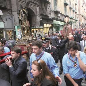 San Gennaro portato a spalla nei vicarielli del centro storico