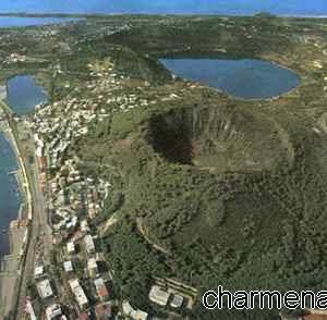 Immagine aerea dei laghi d’Averno e Lucrino