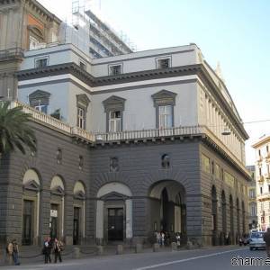 Il portico esterno del  Teatro San Carlo