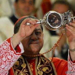 Il cardinale di Napoli, Crescenzio Sepe, mostra l’ampolla contenente il sangue di San Gennaro