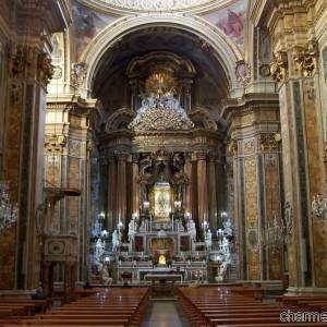 L’altare della chiesa del Gesù Vecchio