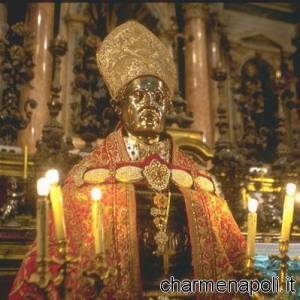 Il tronetto del busto di San Gennaro portato in processione