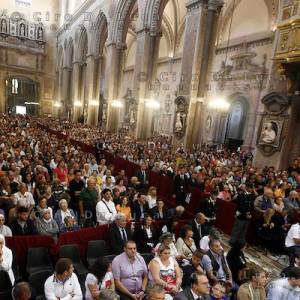 Folla di fedeli nel duomo di Napoli in attesa del miracolo