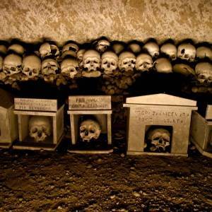 Cimitero delle Fontanelle, teche con i teschi dei morti