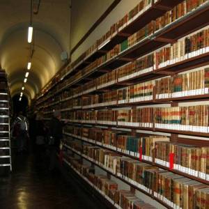 Gli scaffali della Biblioteca Nazionale di Napoli