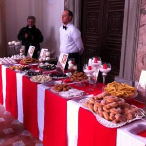 Il buffet imbandito di dolci