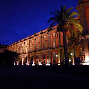 La facciata del Museo Archeologico Nazionale di Napoli