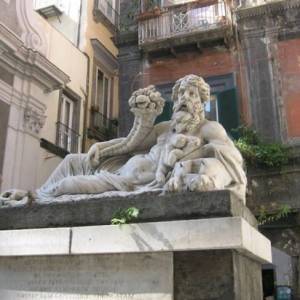 La statua che segna il confine del Decumano maggiore