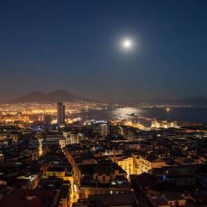 Napoli si accende di mille luci per il Natale