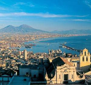 Napoli e il Vesuvio sullo sfondo