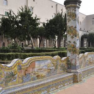 11. Santa Chiara, il chiostro maiolicato