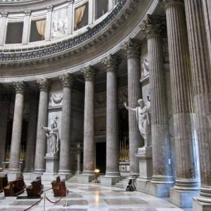 San Francesco di Paola, le colonne dell’atrio centrale
