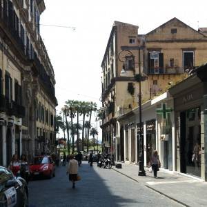 Napoli, via Calabritto