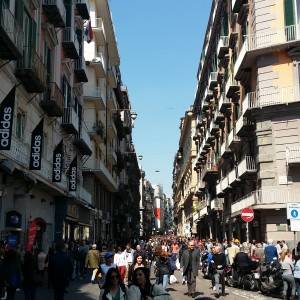 Napoli, l’imbocco di via Toledo da piazza Trieste e Trento
