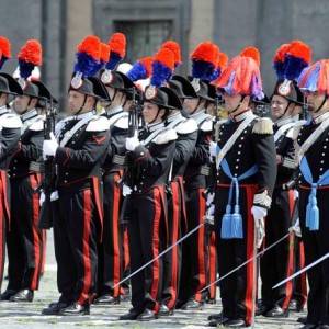 Carabinieri in alta uniforme davanti palazzo reale a Napoli