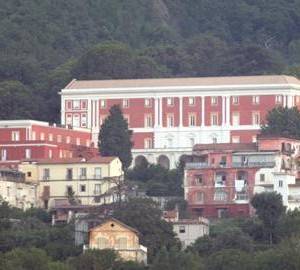 La reggia di Quisisana immersa nei boschi del Faito