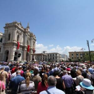 Un’altra immagine di piazza Bartolo Longo invasa dai pellegrini
