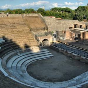 La forma a “ferro di cavallo” del Teatro Grande di Pompei