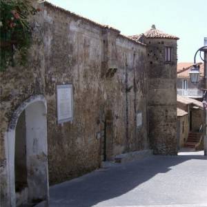 Le mura del castello De Vargas Machucca di Vatolla