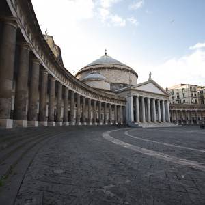 Napoli, il colonnato di piazza Plebiscito