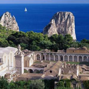 La Certosa di San Giacomo con i faraglioni sullo sfondo