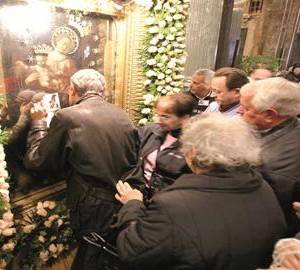 Fedeli in fila nel santuario di Pompei per il tradizionale bacio alla Sacra Effige della Madonna del Rosario