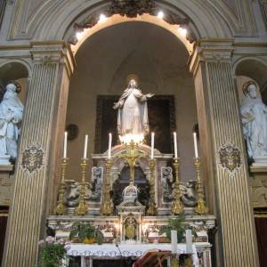 L’altare della chiesa