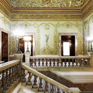 L’elegante scalinata di Palazzo Zevallos Stigliano a Napoli