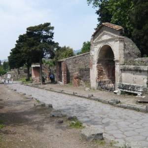 Scavi di Pompei, la via delle Tombe
