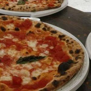 Pizza napoletana, trionfo di sapori a tavola