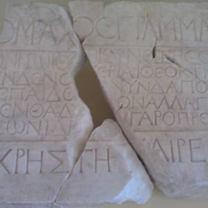 Lapide con iscrizione greca in mostra nel Museo dell’Agro Nocerino